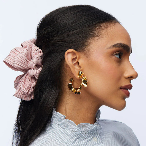 Lele Sadoughi SCALLOP RUFFLE EDGED HOOP EARRINGS